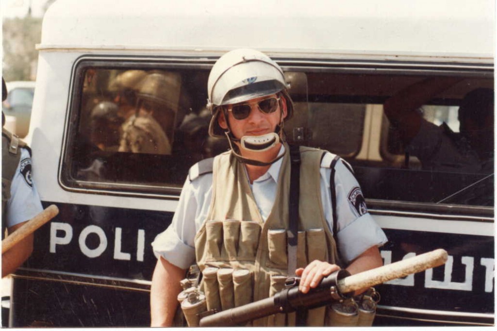 [בתמונה: שוטר באירועי אוקטובר 2000... מקור התמונה: משטרת ישראל]