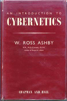 [בתמונה משמאל: כריכת ספרו של Ross W. Ashby, בשם: An Introduction to Cybernetics, שראה אור ב- 1956 בלונדון, בהוצאת: Chapman & Hall. אנו מאמינים שאנו עושים בתמונה שימוש הוגן]