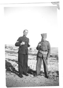 [בתמונה משמאל: שוטר יהודי ממשטרת המנדט, ולצדו נוטר יהודי - השוטרים היהודים נתבקשו להישאר במשטרה... התמונה היא נחלת הכלל. מקור התמונה:  PikiWiki]