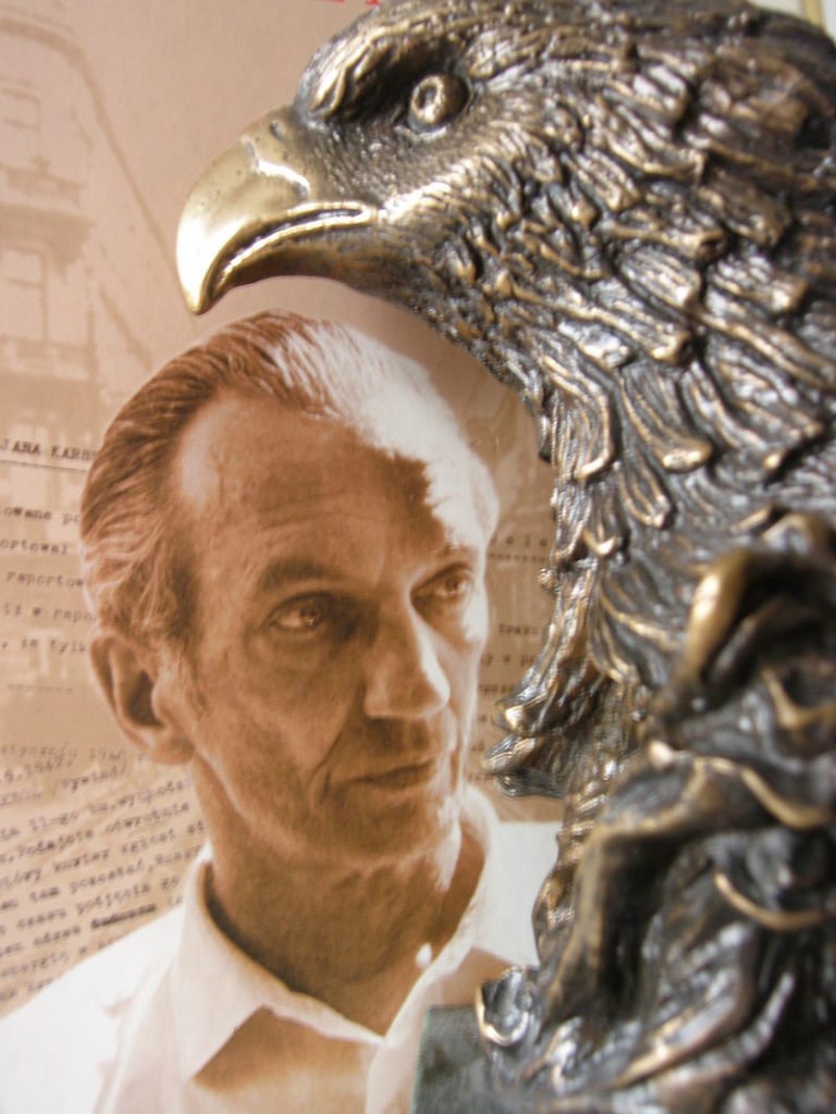 [בתמונה: Jan Karski Eagle photo portrait. הצילום נוצר והועלה לויקיפדיה על ידי Mieciousa as Jan Karski Sosiety. קובץ זה הוא בעל רישיון Creative Commons להפצה, תחת רישיון זהה, גרסה: CC BY-SA 4.0]