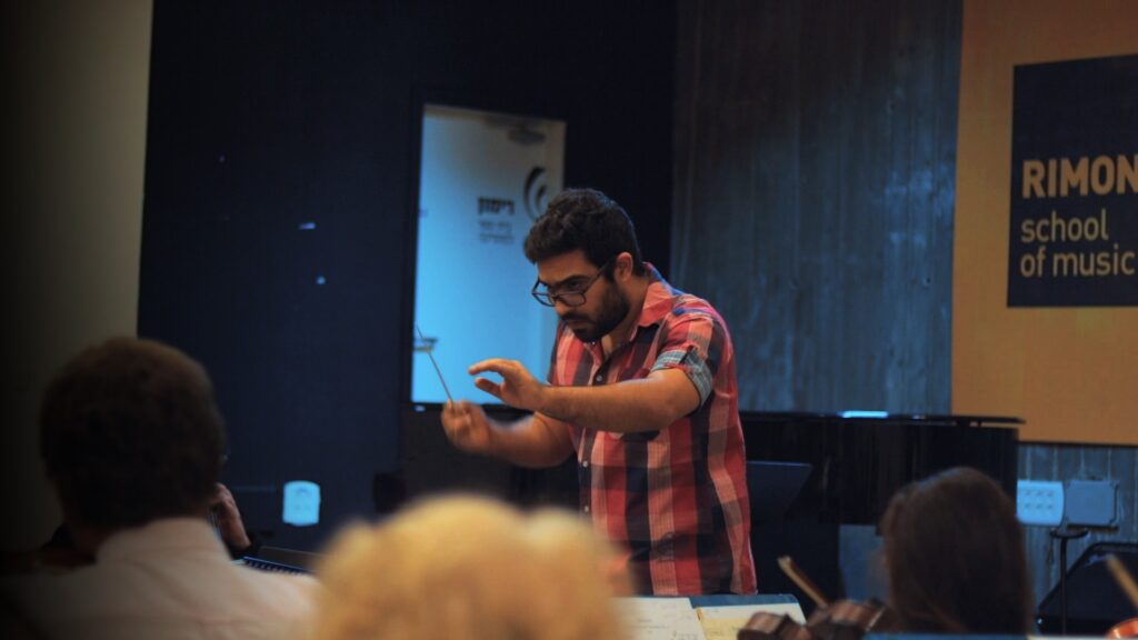 [בתמונה: הדוגמה הטובה ביותר של סנכרון היא מנצח ותזמורת. הסנכרון משתקף בהרמוניה השלמה של התזמורת בכללותה, הפועלת על פי פירושו של המנצח; התמונה: דניאל יחזקאלי]