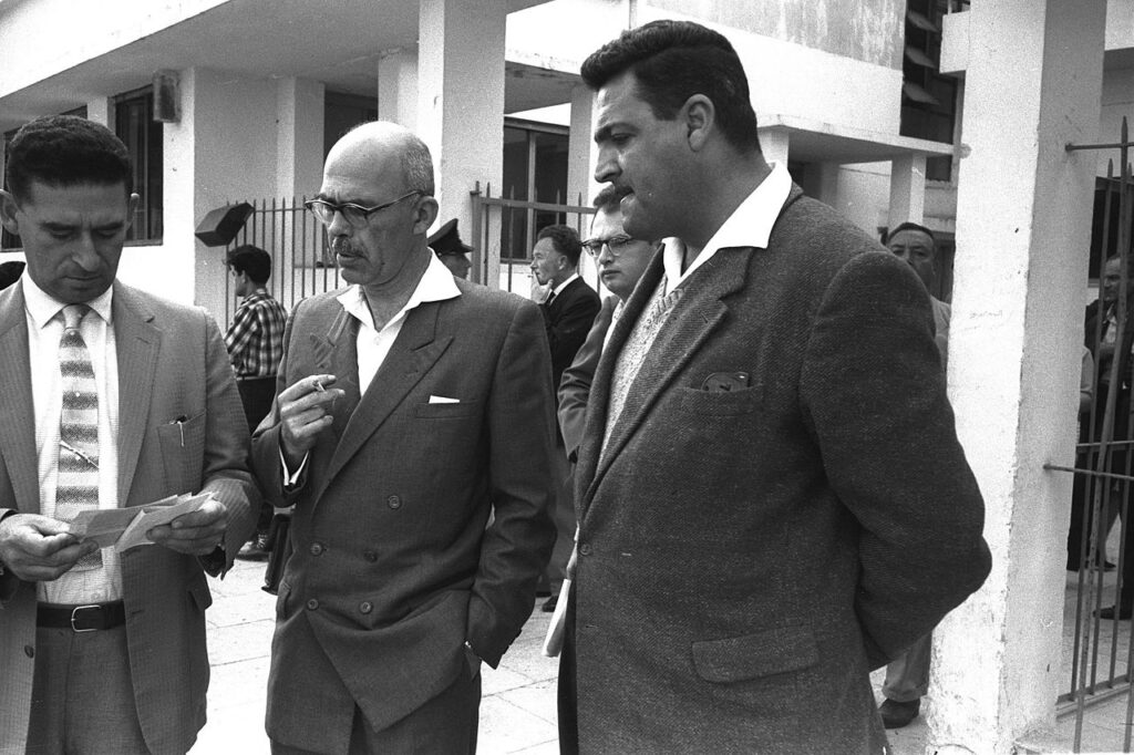 [בתמונה: ריגול למען ברית המועצות היה אחד מפעולות החתרנות שהעסיקו את שירות הביטחון הכללי בעשורים הראשונים לקום המדינה... ישראל בֶּר (9 באוקטובר 1912 – 1 במאי 1966) היה קצין בכיר בצה"ל ופעיל פוליטי ישראלי שהיה מעורה בצמרת הביטחונית של מדינת ישראל ומקורב לדוד בן גוריון, והתגלה והורשע כמרגל למען ברית המועצות. פרטי זהותו האמיתית, השתייכותו הדתית, השכלתו, הרקע הצבאי שלו וקורות חייו לפני עלייתו לישראל לוטים בערפל. בתמונה: ישראל בר (באמצע) מלווה בשני שוטרים וממתין לתחילת משפטו, אפריל 1961. התמונה היא נחלת הכלל]