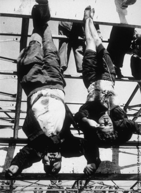 [בתמונה: גופותיהם של הרודן האיטלקי בניטו מוסוליני (Benito Mussolini), ופילגשתו, קלרה פטאצ'י (Clara Petacci) נתלו לראווה, לאחר שנתפסו ונורו ליד אגם קומו, ב- 28 באפריל 1945. הצילום: Keystone/Getty Images]