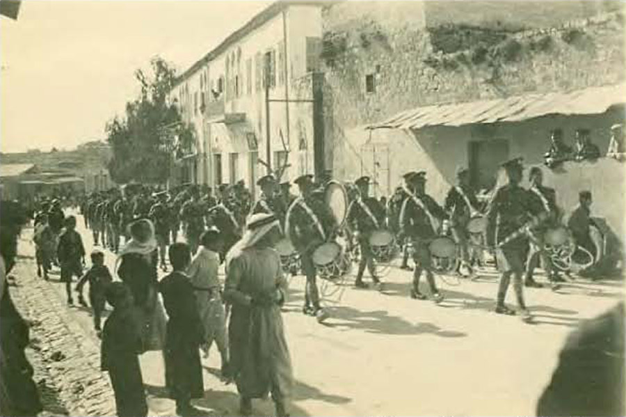 המשטרתית-פוסעת-ביפו-1933