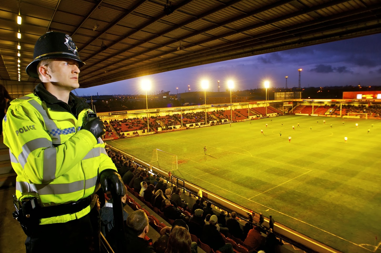 Едем на стадион. Охрана на стадионе. Охрана на футболе. Полиция на футбольном стадионе. Стюарды на стадионе.