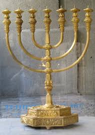 [בתמונה: המנורה שנעשתה על ידי מכון המקדש (מוצגת במדרגות היורדות מהרובע היהודי לכותל המערבי). התמונה היא נחלת הכלל]