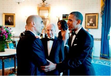 [בתמונה: 'מלכודת הדבש' נפרסת... האלוף גדי שמני עם נשיא ארצות הברית ברק אובמה. צולם על ידי צלם הבית הלבן, בזמן הענקת מדלית החרות הנשיאותית לשמעון פרס, ב 13 ליוני 2012]