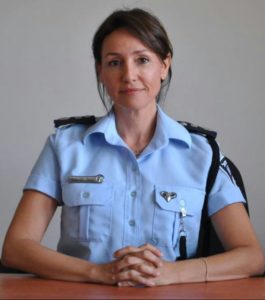 [בתמונה משמאל: ניצב סיגל בר צבי. ם אם ניצב סיגל בר צבי דיברה שטויות. אם היא הייתה גבר, גם אם הייתה אומרת שטויות במיץ קלמנטינות, חצי משטרה וכל אגף הדוברות היו עומדים בתור להגן עליה, כמו שהם מגנים על כל ניצב מטומטם תורן שפולט שטויות, וכאלה יש למכביר... התמונה: דוברות המשטרה]