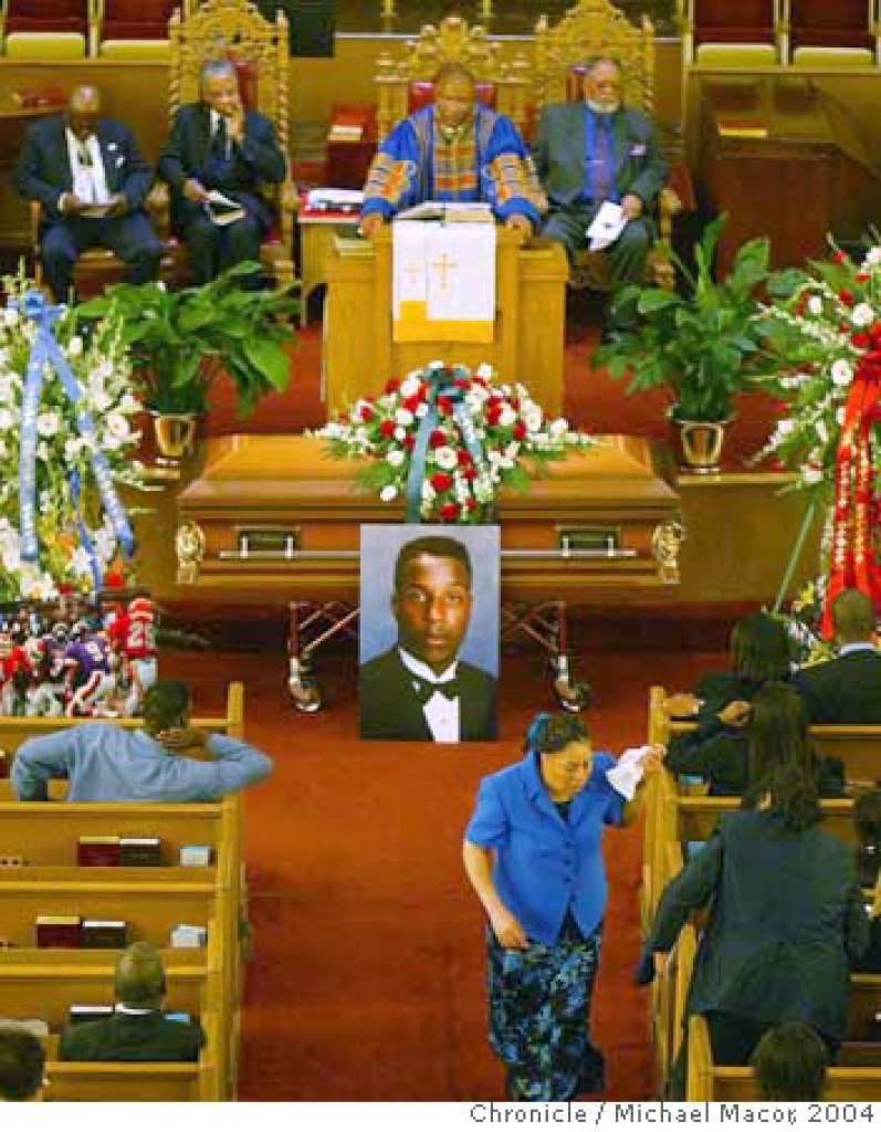 [התמונה: הלווית קמרין בויד: הצלם: Michael Macor. למקור התמונה לחץ כאן]