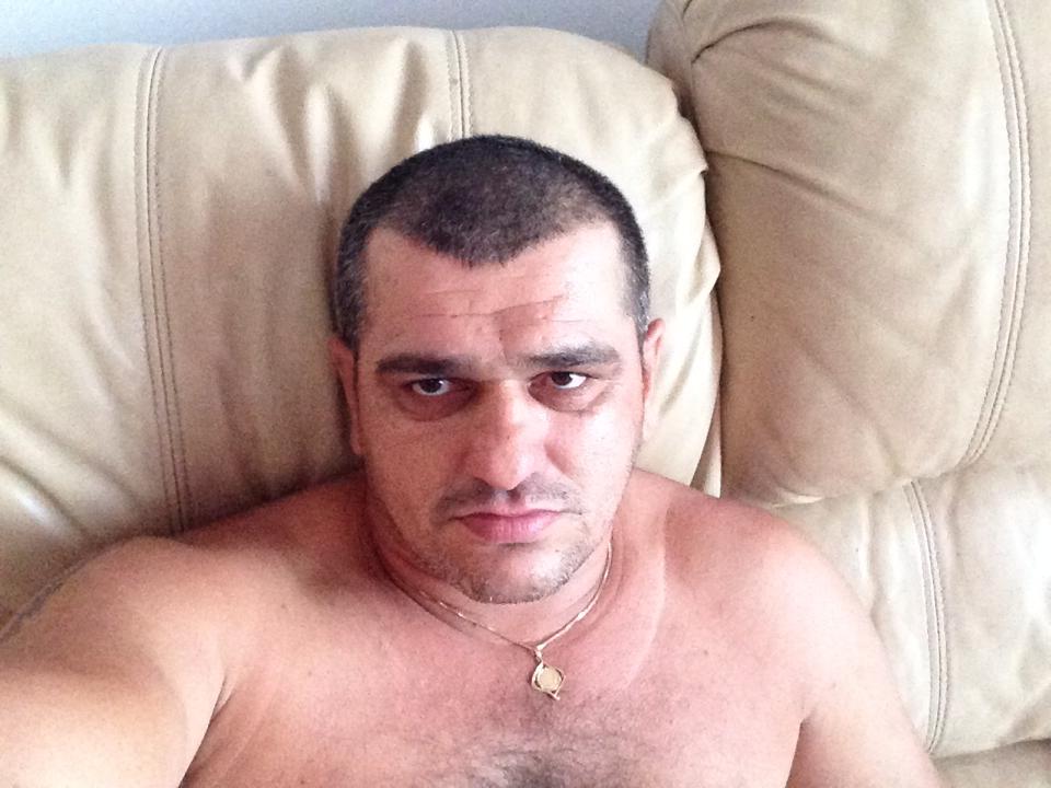 [בתמונה: אחיו של מיכאל מור, שנרצח, בדרי מור. התמונה מתוך דף הפייסבוק של בדרי, שעדיין פעיל]