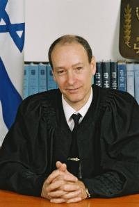 [בתמונה משמאל: שופט בית המשפט המחוזי בתל אביב לשעבר, צבי גורפינקל. התמונה באדיבות הנהלת בתי המשפט]