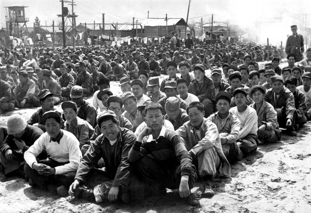 [בתמונה: שבויים סינים וצפון קוריאנים בפוסן, מלחמת קוריאה. התמונה היא נחלת הכלל]