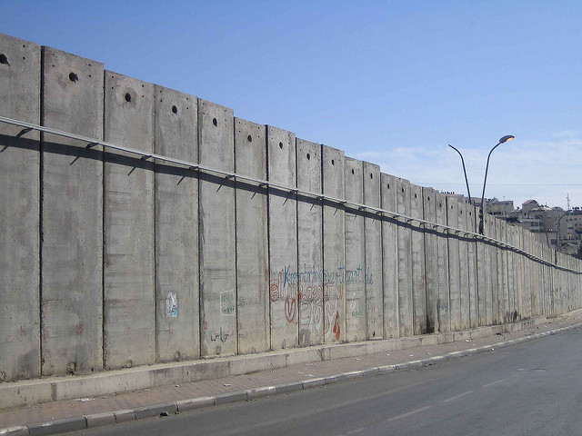 [בתמונה: גדר בירושלים: תמונה חופשית שהועלתה על ידי Patricia לאתר flickr]