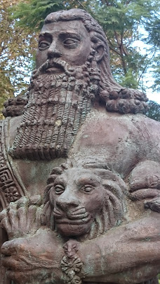 [בתמונה: פסל של גילגמש מהמאה ה-14 המוצב באוניברסיטת סידני. התמונה נוצרה והועלתה לויקיפדיה על ידי Gwil5083. קובץ זה הוא בעל רישיון Creative Commons להפצה, תחת רישיון זהה, גרסה: CC BY-SA 4.0]