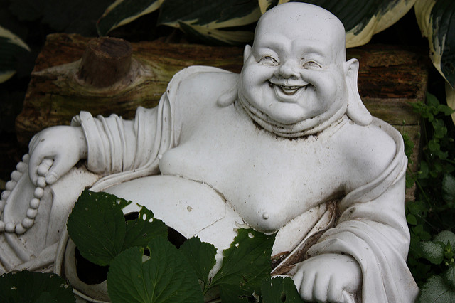 [בתמונה: בניגוד לתיאור הצחוק המקראי המופיע במשורה, בבודהיזם המצב שונה בתכלית. דמותו של בודהא, תמיד מתוארת עם חיוך דק... תמונה חופשית שהועלתה על ידי madaise לאתר flickr]
