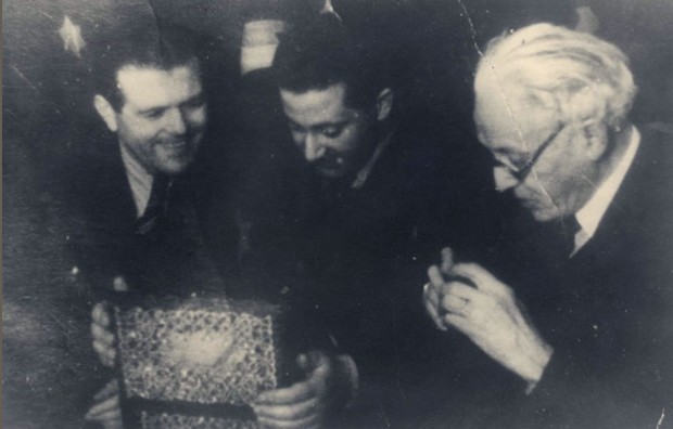 [בתמונה: ראש היודנרט חיים רומקובסקי מדליק נרות חנוכה בגטו לודז', פולין. התמונה היא נחלת הכלל]