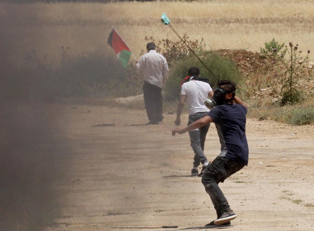 [בתמונה: פלסטיני משתמש בקלע כנגד חיילי צה"ל. אבן בגודל טיפוסי שנורית על ידי קלע מיומן ממרחק שלושים וחמישה מטרים, פוגעת במטרתה בתאוצה של שלושים וארבעה מטרים לשנייה. מקור התמונה: התקשורת הערבית, לחצו כאן]