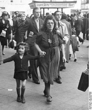 [בתמונה: אשה יהודייה ובתה ברחוב בברלין, 1941 נוצרה והועלתה לויקיפדיה על ידי אדם לא ידוע. קובץ זה הוא בעל רישיון Creative Commons להפצה, תחת רישיון זהה, גרסה: CC BY-SA 3.0 de]