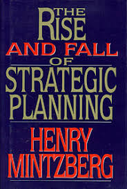 [בתמונה משמאל: כריכת ספרו של Henry Mintzberg בשם: "The Rise and Fall of Strategic Planning", שראה אור ביוני 2013, בהוצאת: Free Press. אנו מאמינים שאנו עושים בתמונה שימוש הוגן]