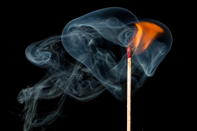 [בתמונה: משחקים באש... תמונה חופשית שעוצבה והועלתה על ידי HG-Fotografie לאתר Pixabay]