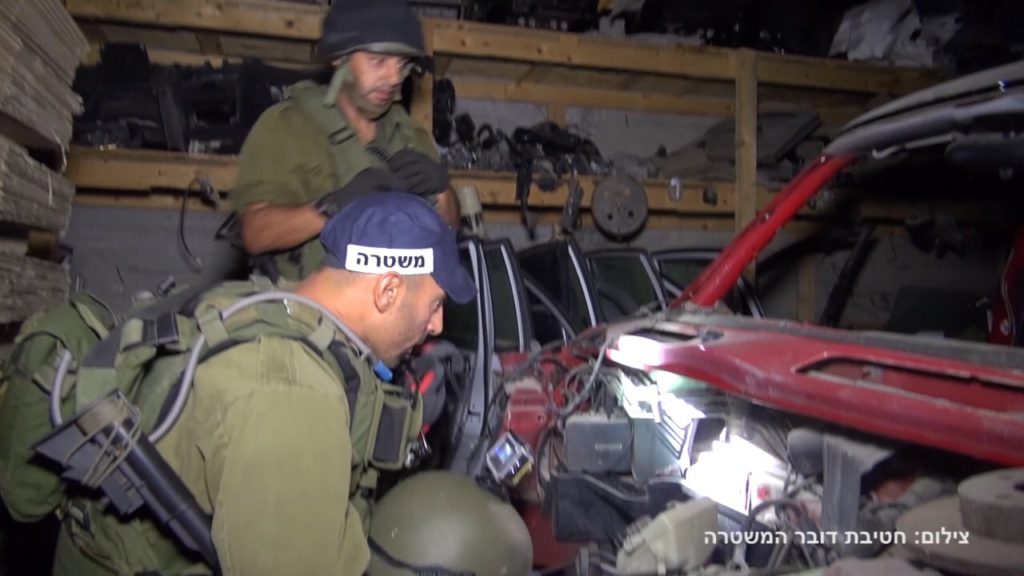 [בתמונה: יחידת אתגר בפשיטה על משחטת רכב. הצילום: דוברות המשטרה]