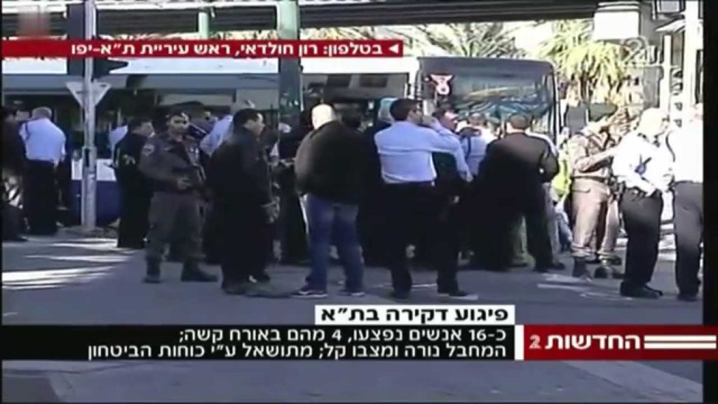 [בתמונה: פיגוע דקירה בקו 40 בתל אביב, 21.01.2015 (צילום מסך מכתבת ערוץ 2]