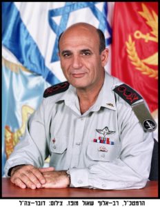[תמונתו של הרמטכ"ל לשעבר, שאול מופז משמאל: דובר צה"ל]