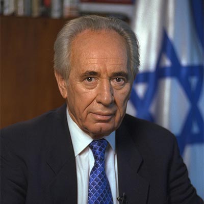 שמעון פרס ז"ל (ראו תמונה משמאל) היה פוליטיקאי ואיש ציבור ישראלי. כיהן כנשיאהּ התשיעי של מדינת ישראל, בין השנים 2007–2014, וכראש ממשלת ישראל השמיני בשנים 1984–1986, וכן במשך כשבעה חודשים לאחר רצח רבין, בשנים 1995–1996. במשך כחמישה עשורים שימש חבר הכנסת ובחלקם היה שר בממשלות ישראל בתפקידים בכירים. היה יושב ראש מפלגת העבודה במשך כ-20 שנים.