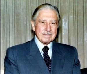 [תמונתו של אוגוסטו פינושה היא נחלת הכלל]