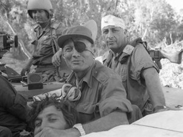 [בתמונה - משה דיין ואריאל שרון במהלך מלחמת יום כיפור, אוקטובר 1973. צילום ארכיון: במחנה]