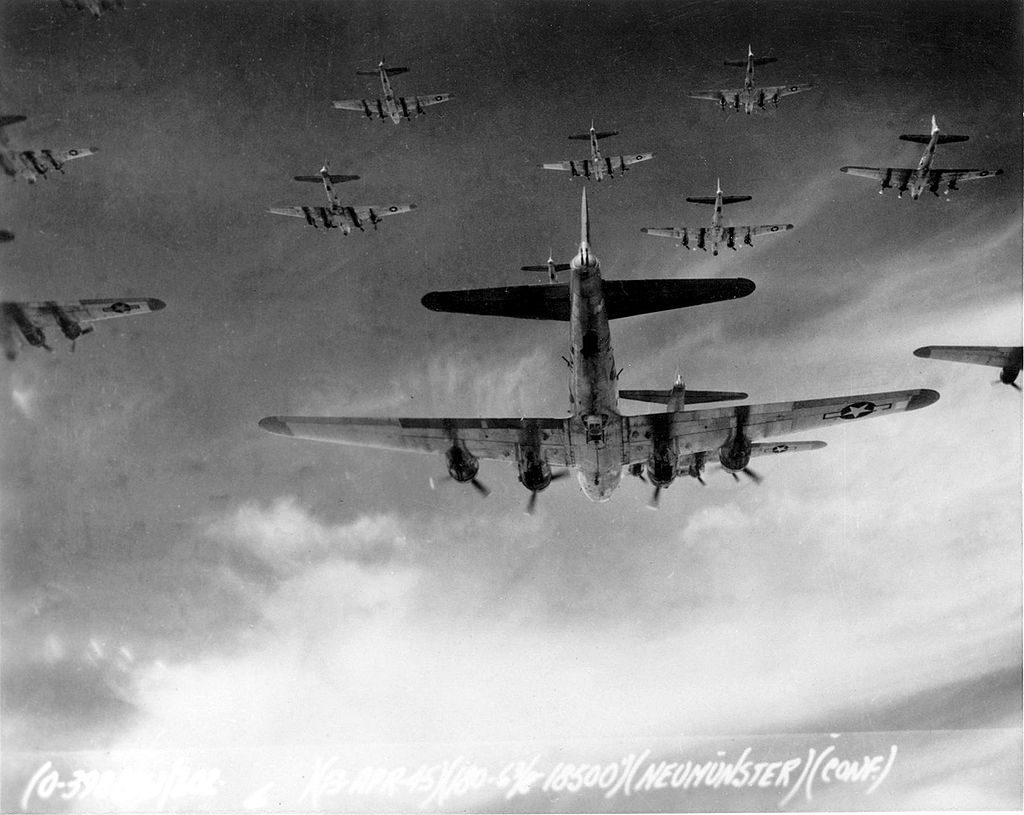 [בתמונה: להק מפציצי B-17. התמונה היא נחלת הכלל]