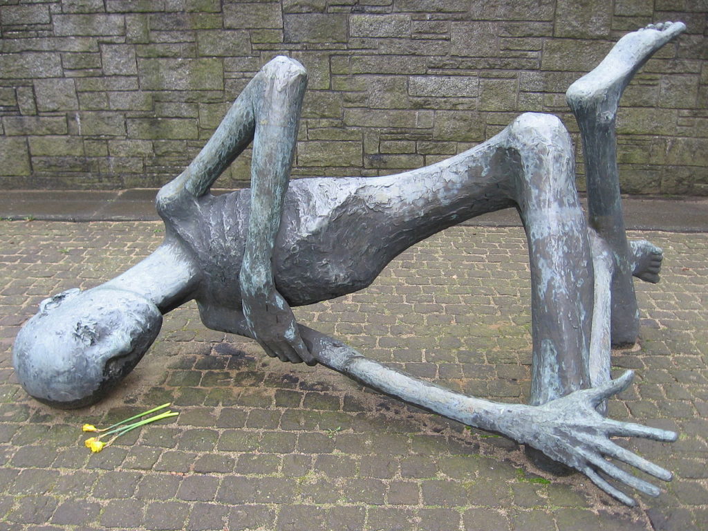 [בתמונה: פסל של מוזלמן באתר מחנה הריכוז נוינגמה בהמבורג. התמונה נוצרה והועלתה לויקיפדיה על ידי Sören Brandes קובץ זה הוא בעל רישיון Creative Commons להפצה, תחת רישיון זהה, גרסה: CC BY 2.5]