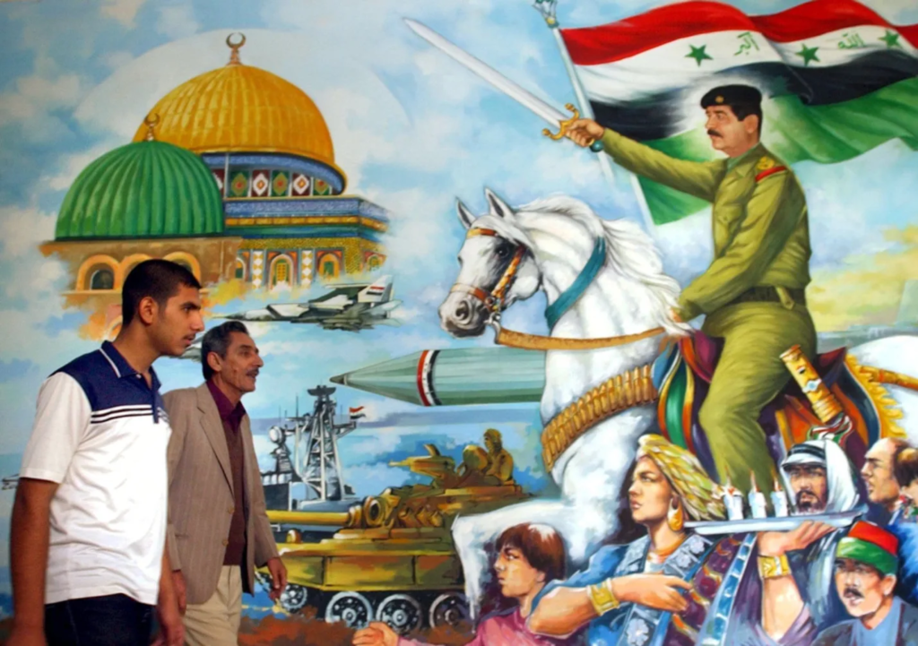 [בתמונה: ציור קיר בבגדאד מימי שלטונו של סדאם חוסיין. בתמונה נראים סממנים של לאומיות כלל ערבית]