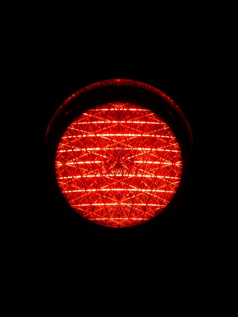 [בתמונה: כאן נדלקת אצלי נורית אדומה... תמונה חופשית - CC0 Creative Commons - שעוצבה והועלתה על ידי Hans לאתר Pixabay]