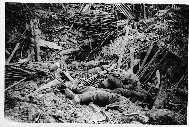 [שרידי חיילים גרמנים הרוגים בהריסות ביצורים תוצאת פיצוץ מנהרת תופת, 1917. כ - 10,000 חיילים גרמנים נהרגו בעת התפוצצות המנהרות]