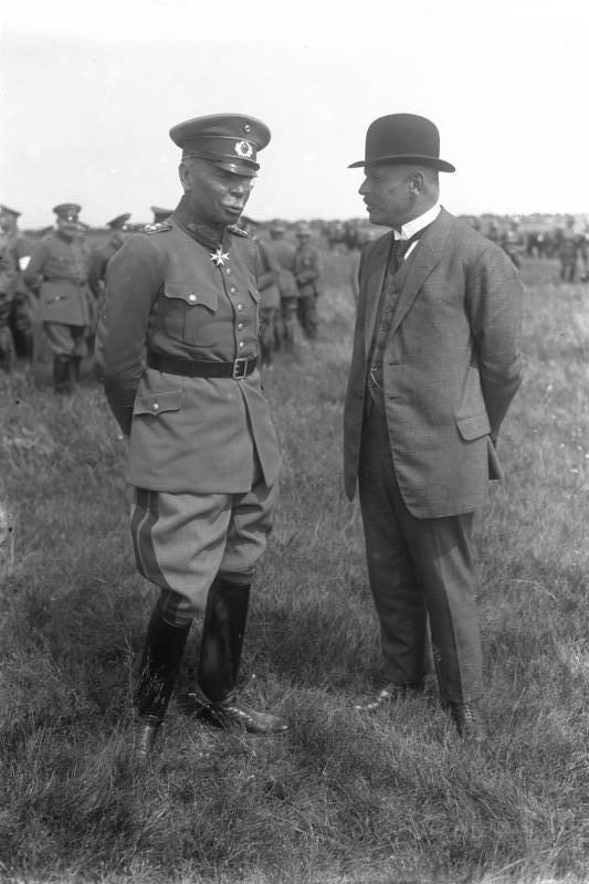 [בתמונה: גנרל האנס פון זקט (משמאל). התמונה היא נחלת הכלל]