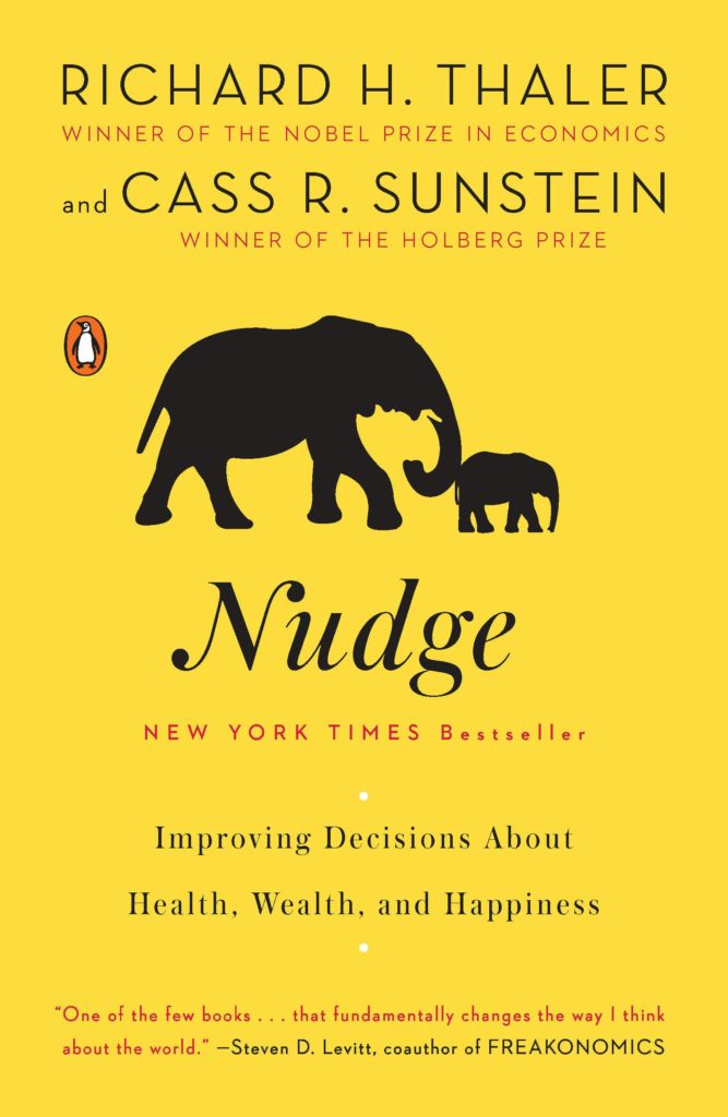[בתמונה: כריכת הספר:  "Nudge: Improving Decisions About Health, Wealth, and Happiness", ל- Richard H. Thaler ול- Cass R. Sunstein, שראה אור בהוצאת פינגווין ב- 2008. אנו מאמינים שאנו עושים בתמונה שימוש הוגן]