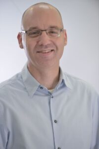 [בתמונה משמאל: הסוציולוג יובל דרור. התמונה נוצרה והועלתה לויקיפדיה על ידי עידן גרוס. קובץ זה הוא בעל רישיון Creative Commons להפצה, תחת רישיון זהה, גרסה: CC BY-SA 3.0]