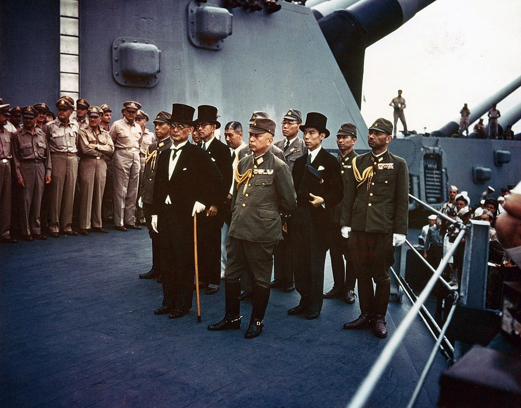 [בתמונה: נציגים יפניים עומדים על סיפונה של אונית המערכה "מיזורי" בהמתנה לחתימה על הסכם הכניעה בטקס רשמי שנערך ב-2 בספטמבר 1945. התמונה היא נחלת הכלל]