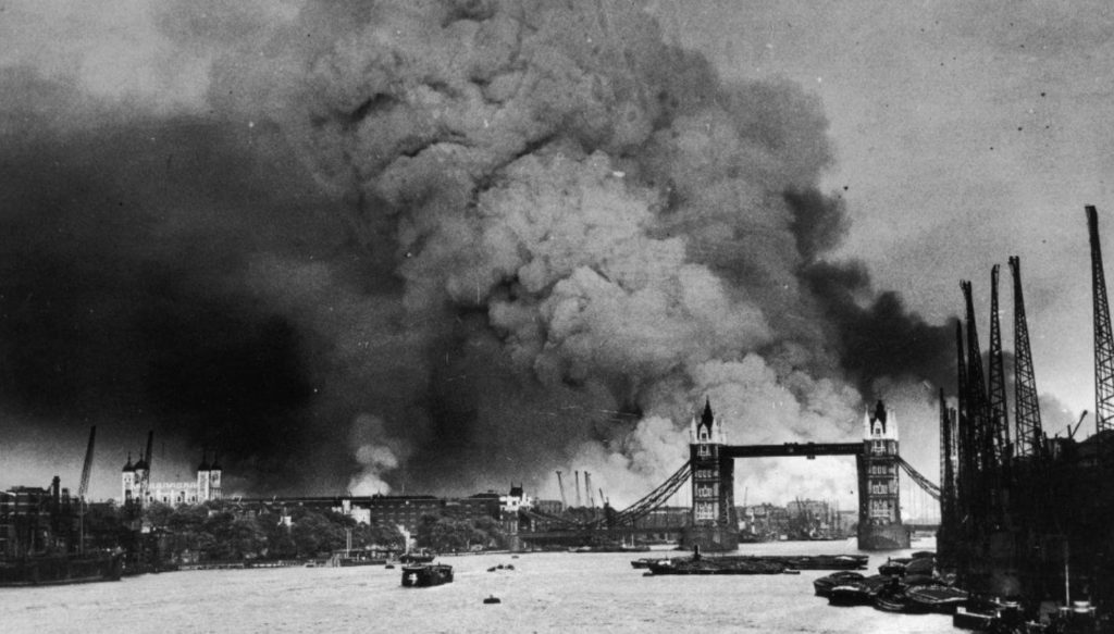 [בתמונה: לונדון בלהבות אחרי התקפת היום הראשונה של הלופטוואפה ב- 15 בספטמבר 1940. תחשבו על תל אביב במלחמה הבאה... התמונה היא נחלת הכלל]