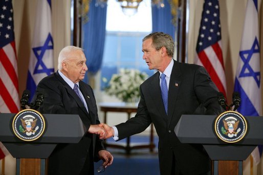 [בתמונה משמאל: ראש ממשלת ישראל אריאל שרון במהלך פגישה עם הנשיא ג'ורג' ווקר בוש. התמונה היא נחלת הכלל]