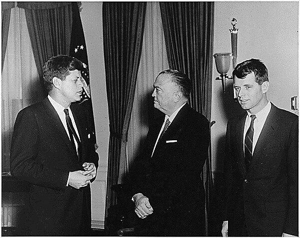 [בתמונה: צילום נוסף של אדגר הובר עם האחים ג'ון (הנשיא) ובובי (התובע הכללי) קנדי. תמונה חופשית לשימוש ברמה CC BY 2.0, שהועלתה על ידי pingnews.com לאתר flickr]
