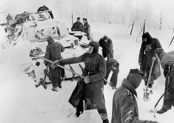 [בתמונה: חיילים גרמנים מתבוססים בשלג הרוסי... התמונה היא נחלת הכלל]