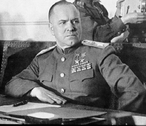 [בתמונה משמאל: המרשל גיאורגי ז'וקוב. בניגוד לדעתו של סטלין, הטיהורים עשו שמות בצבא האדום... התמונה היא נחלת הכלל]