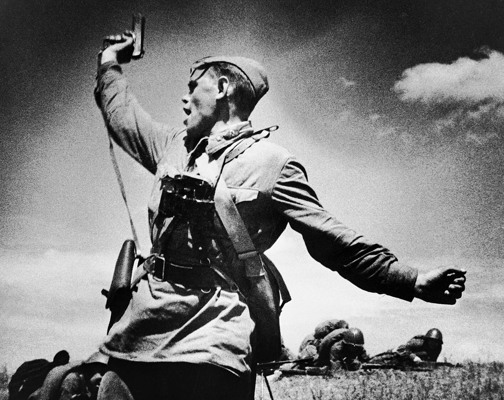 [בתמונה: המג"ד, צילום מפורסם של מקס אלפרט המנציח אחד הרגעים באירועי קיץ 1942. קרדיט: RIA Novosti archive, image #543 / Alpert / CC-BY-SA 3.0]