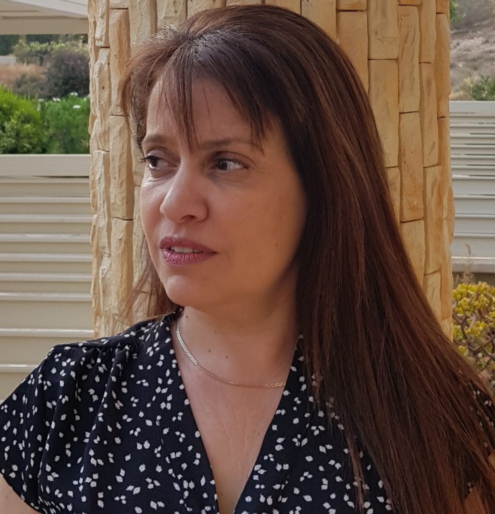 חגית ים היא מאמנת אישית, מטפלת זוגית ומשפחתית, מנחת קבוצות וקבוצות הורים, מתמחה בפתרון משברים, צליחתם וצמיחה אישית.
