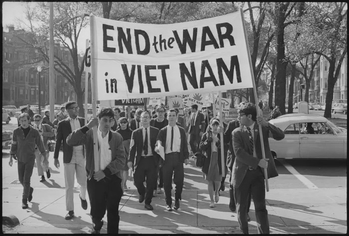 [בתמונה: המחאה האזרחית על המלחמה בווייטנאם. צילום מסך מ- yes doco]