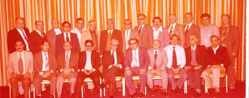 [בתמונה: ארנסט יפת ב"ימים הטובים" (במרכז השורה הראשונה, עם הבלורית הלבנה) עם מנהלים זוטרים בבנק לאומי, 1977. התמונה נוצרה והועלתה לויקיפדיה על ידי ונטורה. קובץ זה הוא בעל רישיון Creative Commons להפצה, תחת רישיון זהה, גרסה: CC BY-SA 2.5]