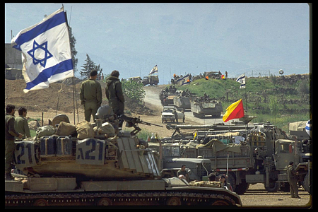 [בתמונה: השלב השני של פינוי צה"ל מלבנון, לאחר מלחמת לבנון, 1985. בתמונה, כוחות צה"ל חוצים את הגבול לישראל. קרדיט: HARNIK NATI, לע"מ] 