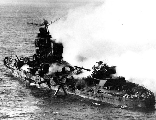 [בתמונה: הסיירת היפנית הכבדה מיקומה שוקעת ב- 6 ביוני 1942. התמונה היא נחלת הכלל]